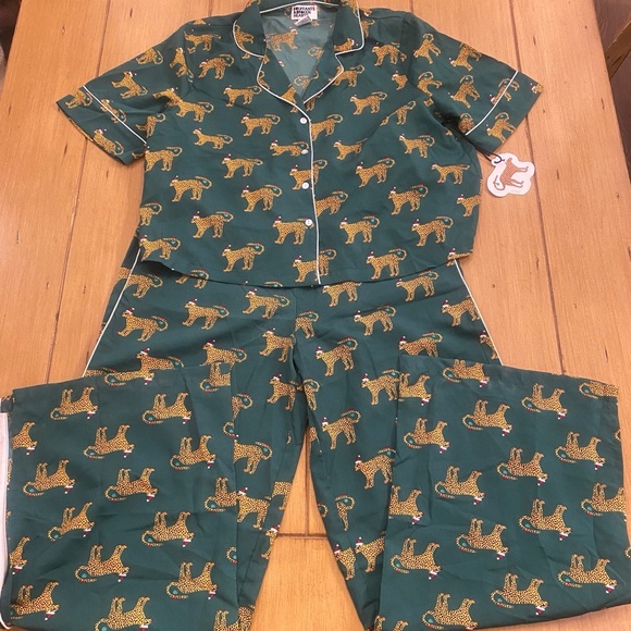 Women’s Pajama Set Cougar Animal Print Santa Holiday Novelty New Size medium - Picture 16 of 16